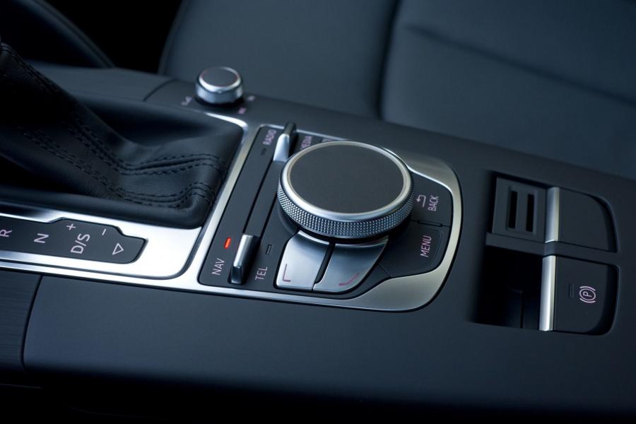 Детали интерьера Audi A3 Sedan 2.0T Quattro (8V) 2014 года  (NA) (фото 20 из 88)
